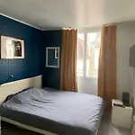 Bright Central Flat Paris