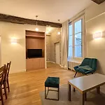 Bel Appartement Renove Dans Le Marais