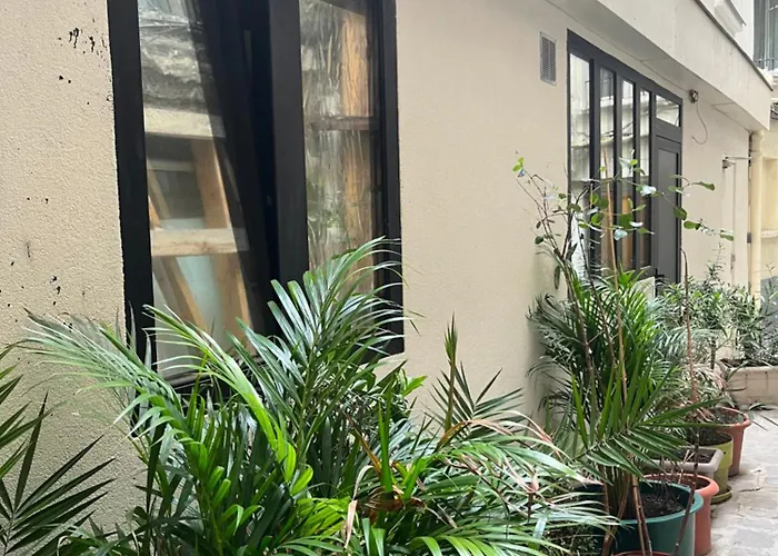 Grand Appartement Au Rez De Chaussee En Plein Coeur De Paris