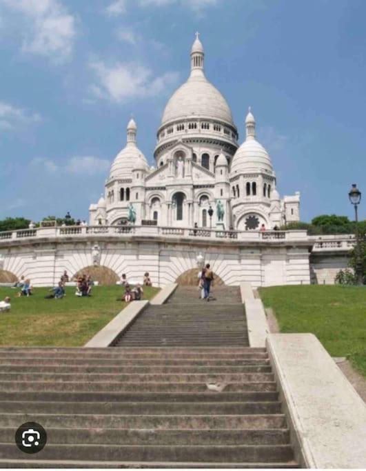 In The Center Of Montmartre Apartment
