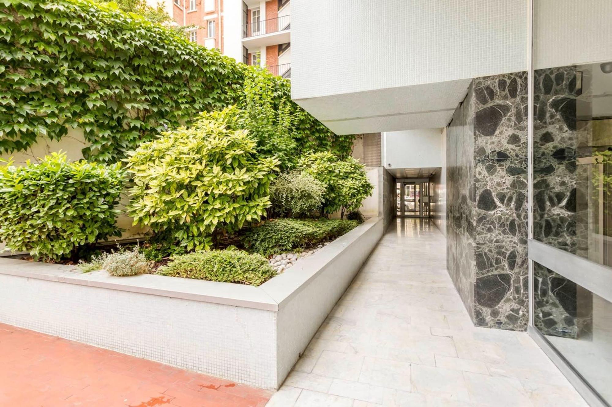 Apartment Eiffel Tower - 2br With Balcony - Cityapartmentstay