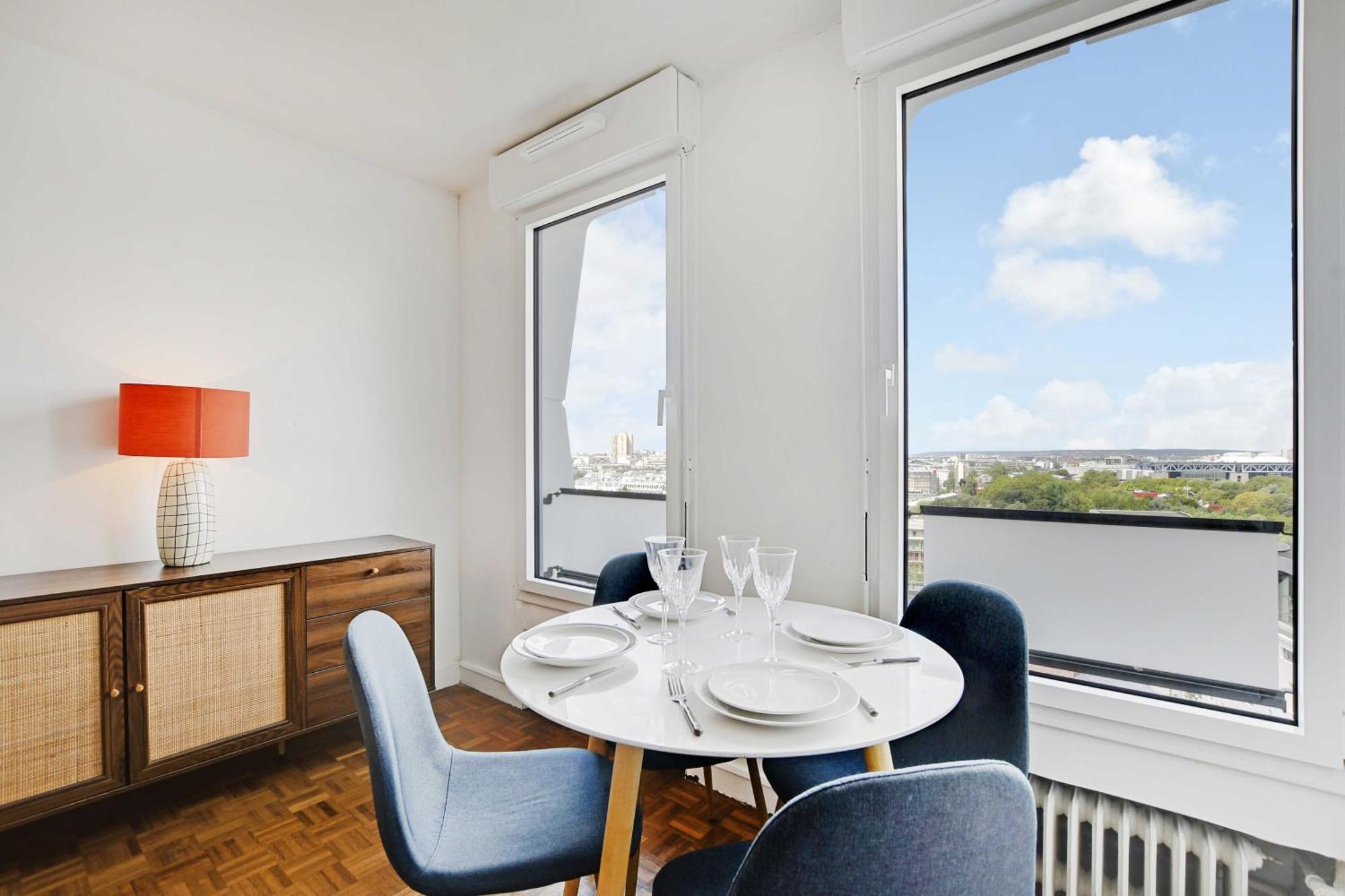 Amazing Panoramic View Facing Parc De La - 4p Apartment *