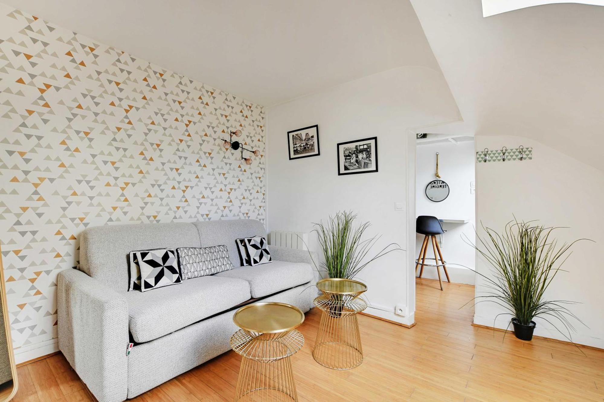 Charming Under Roof Bastille Apartment