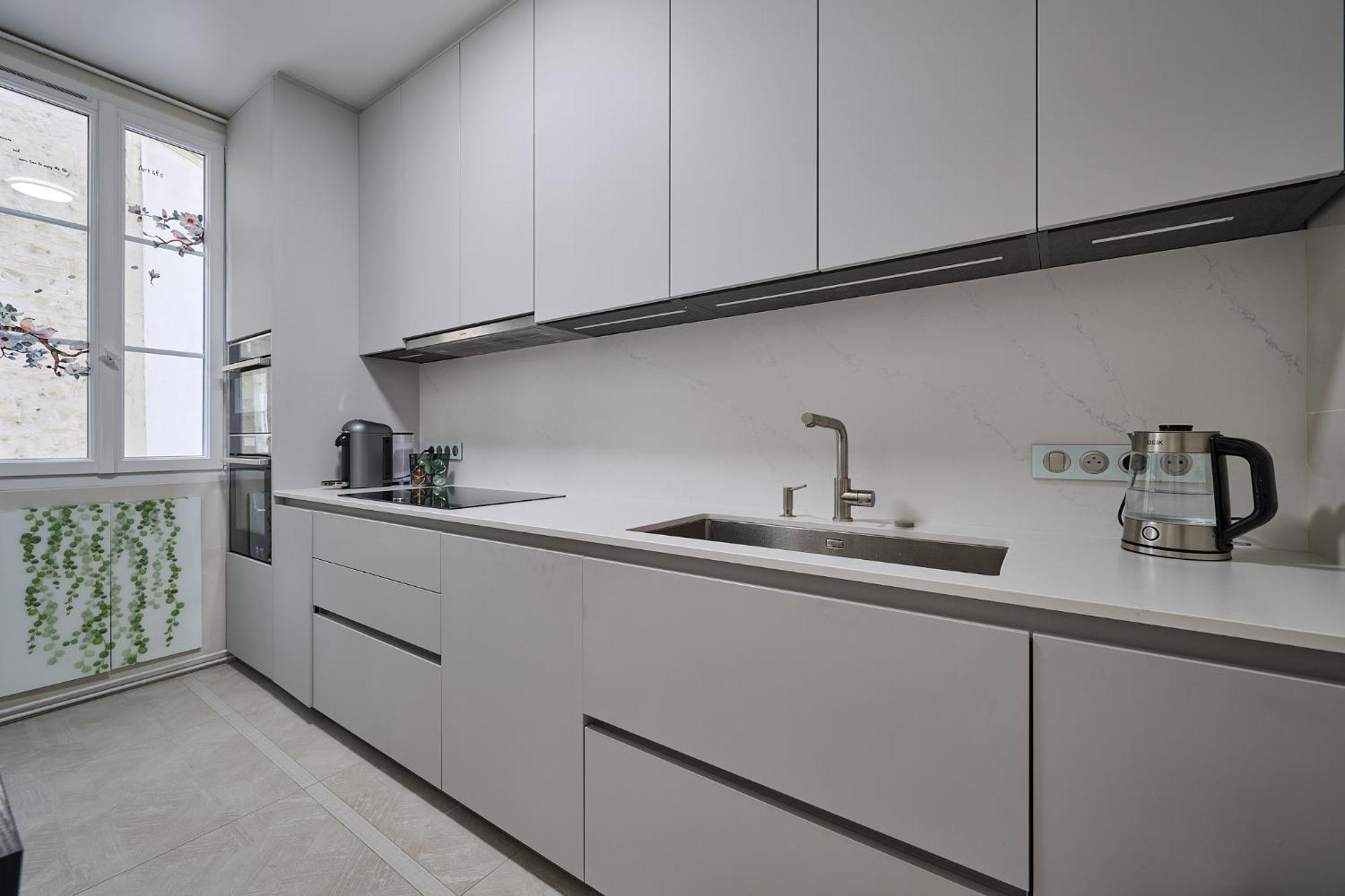 Luxury Royal Suite, 118 Square Meters, Notre Dame, 3 Bedrooms Apartment *