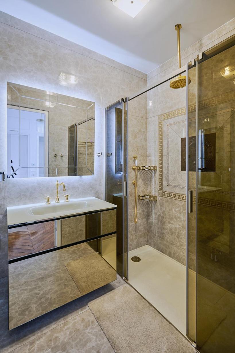 Apartment Luxury Royal Suite, 118 Square Meters, Notre Dame, 3 Bedrooms