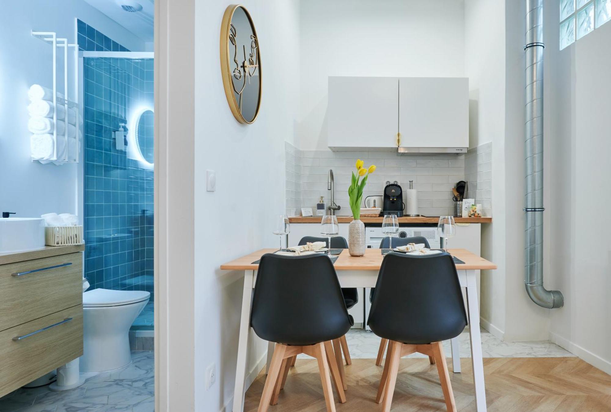 Cozy With 2 Bedrooms In - 14eme Paris
