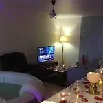 Cosy Private Jacuzzi Spa Apartment In Paris