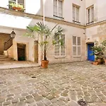 Sweet home Le Marais, Place des Vosges 4/5pers!