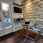 Romantic Tiny House Inside Montmartre