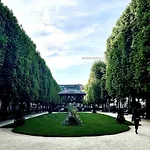 Beautiful Cocoon Near The Eiffel Tower