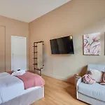 Elegant 2-Bedroom Apartment - Trocadero