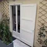 Romantic Tiny House Inside Montmartre