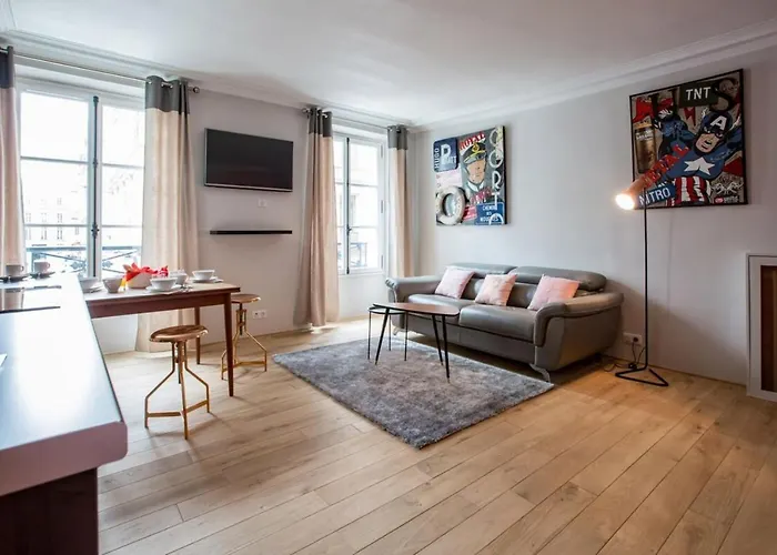 Spacious And Charming 2 Bedroom Flat A Madeleine