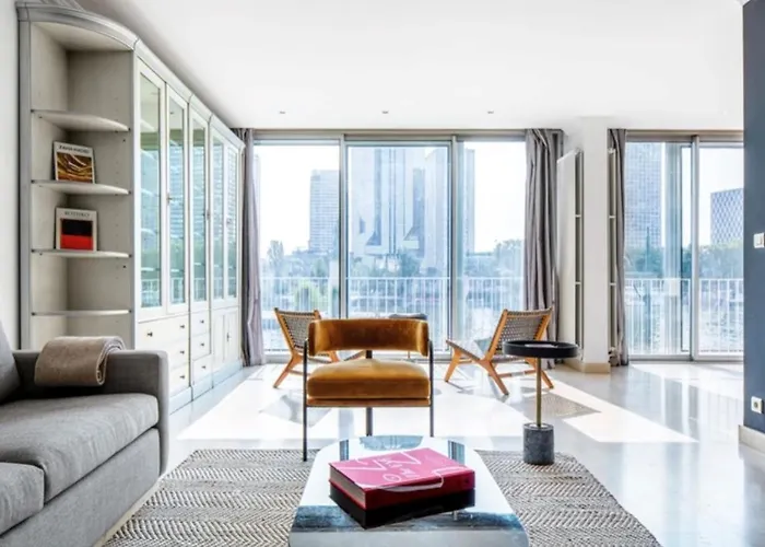 Bright 1Bedroom Apartment Centrally Located With Most Beautiful Views From Seine At 10 Minutes Walking From Beaugrenelle Shopping Mall And Eiffel Tower