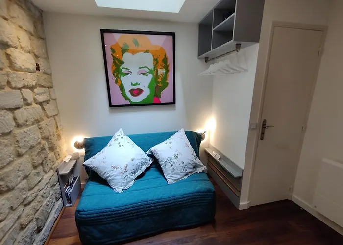 Romantic Tiny House Inside Montmartre
