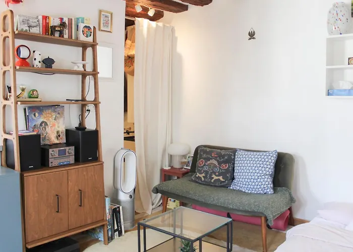 Bright And Quiet 25 M Apartment