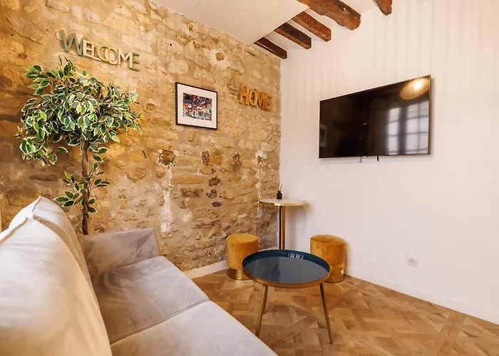 Chic, Comfortable Flat Near Rue Montmartre