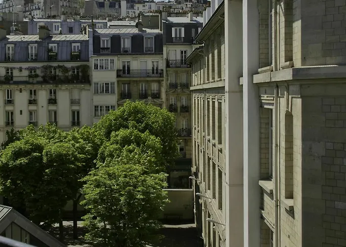 Le Montclair Montmartre by River