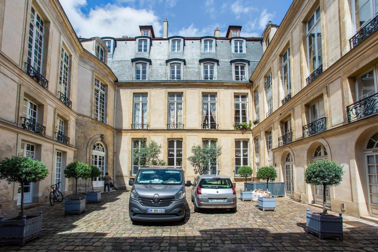Cmg Bhv Marais / Rue Vieille Du Temple Paris