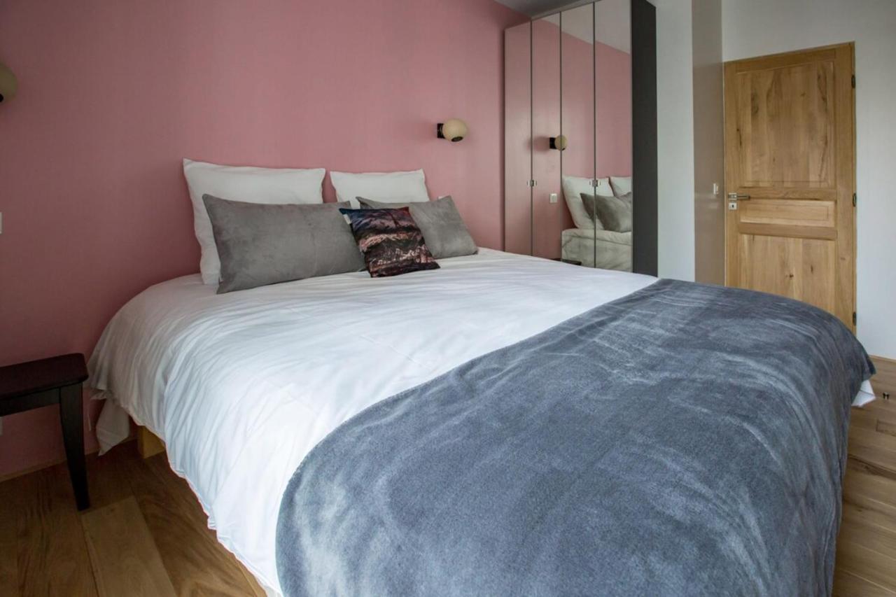 Spacious And Charming 2 Bedroom Flat A Madeleine Apartment *