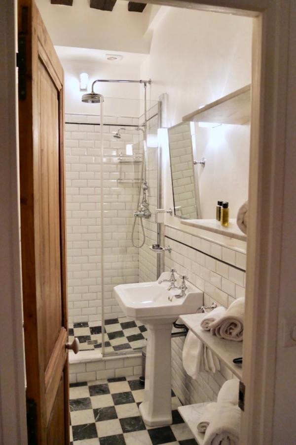 Fully Renovated Very Quiet Charming 2bed/2bath Flat In The Marais Sleeps Up To 4 Apartment