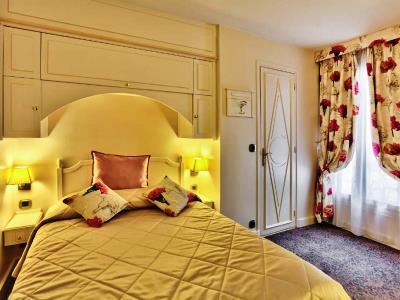 Queen Mary Paris