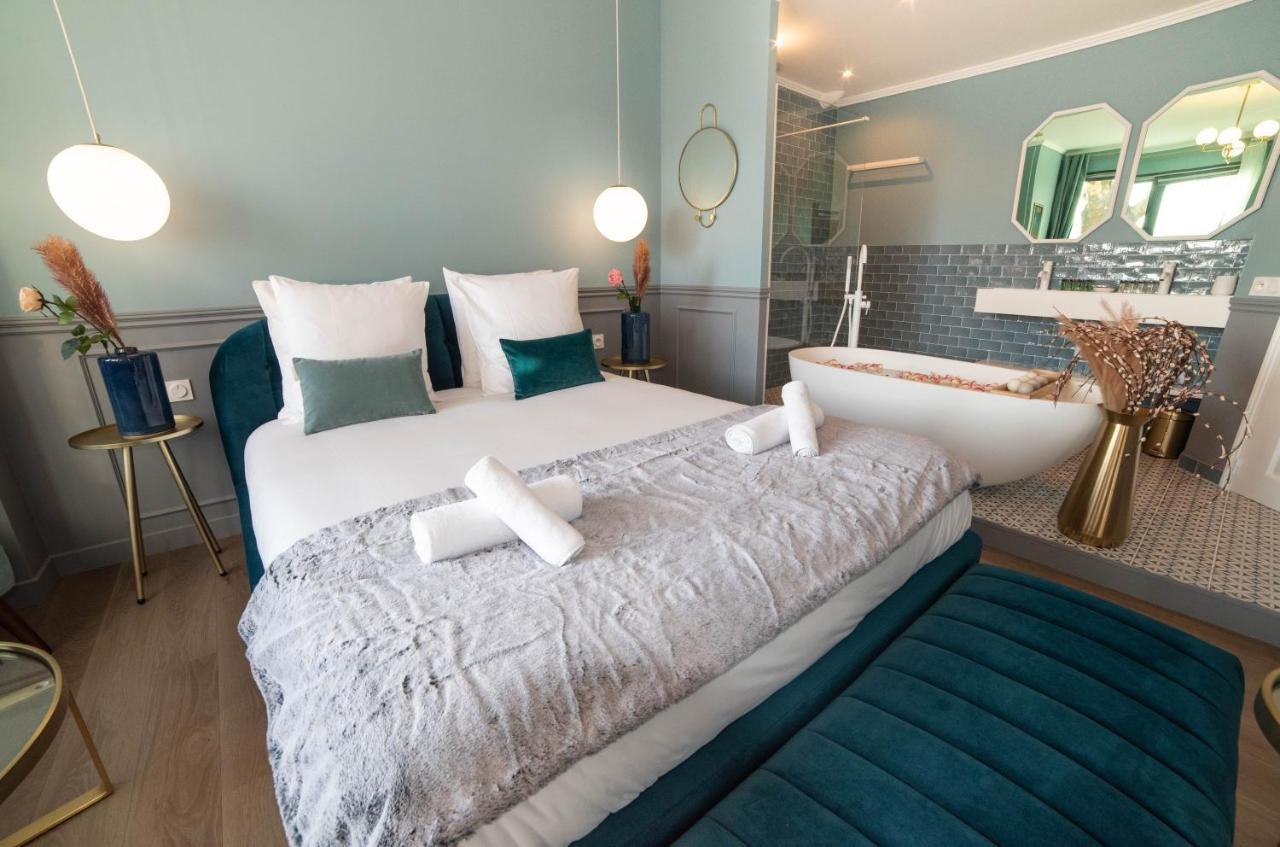 Apartment The Parisian Blue Eiffel Tower