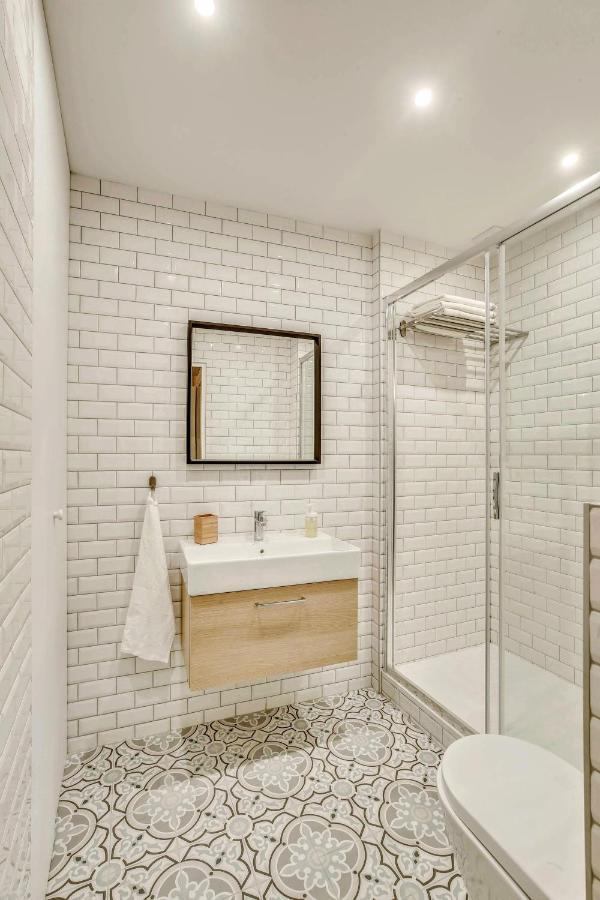 & Stylish Renovated Parisian / 6-8 Guests Apartment