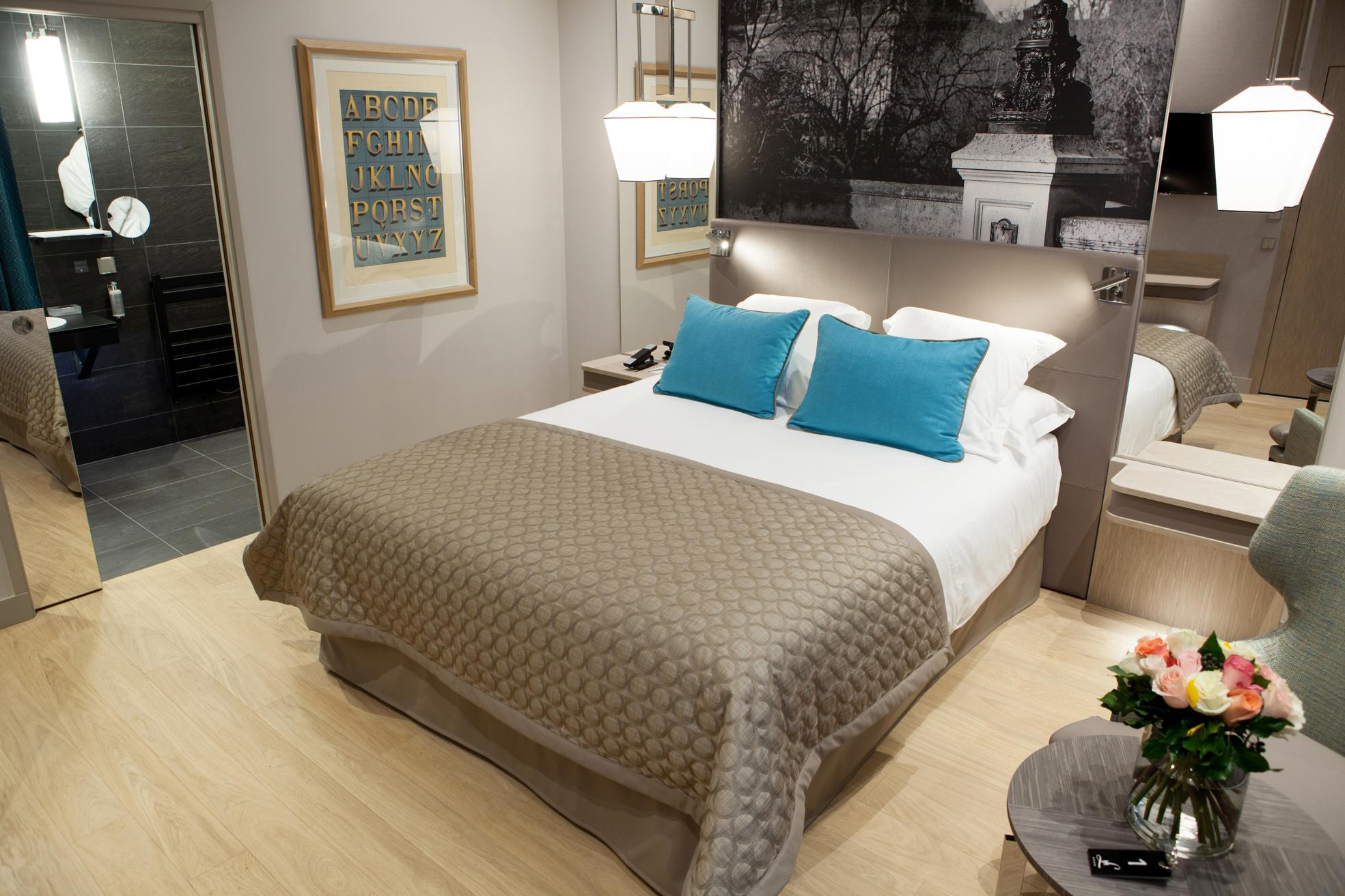 Hotel La Lanterne & By Timhotel Paris