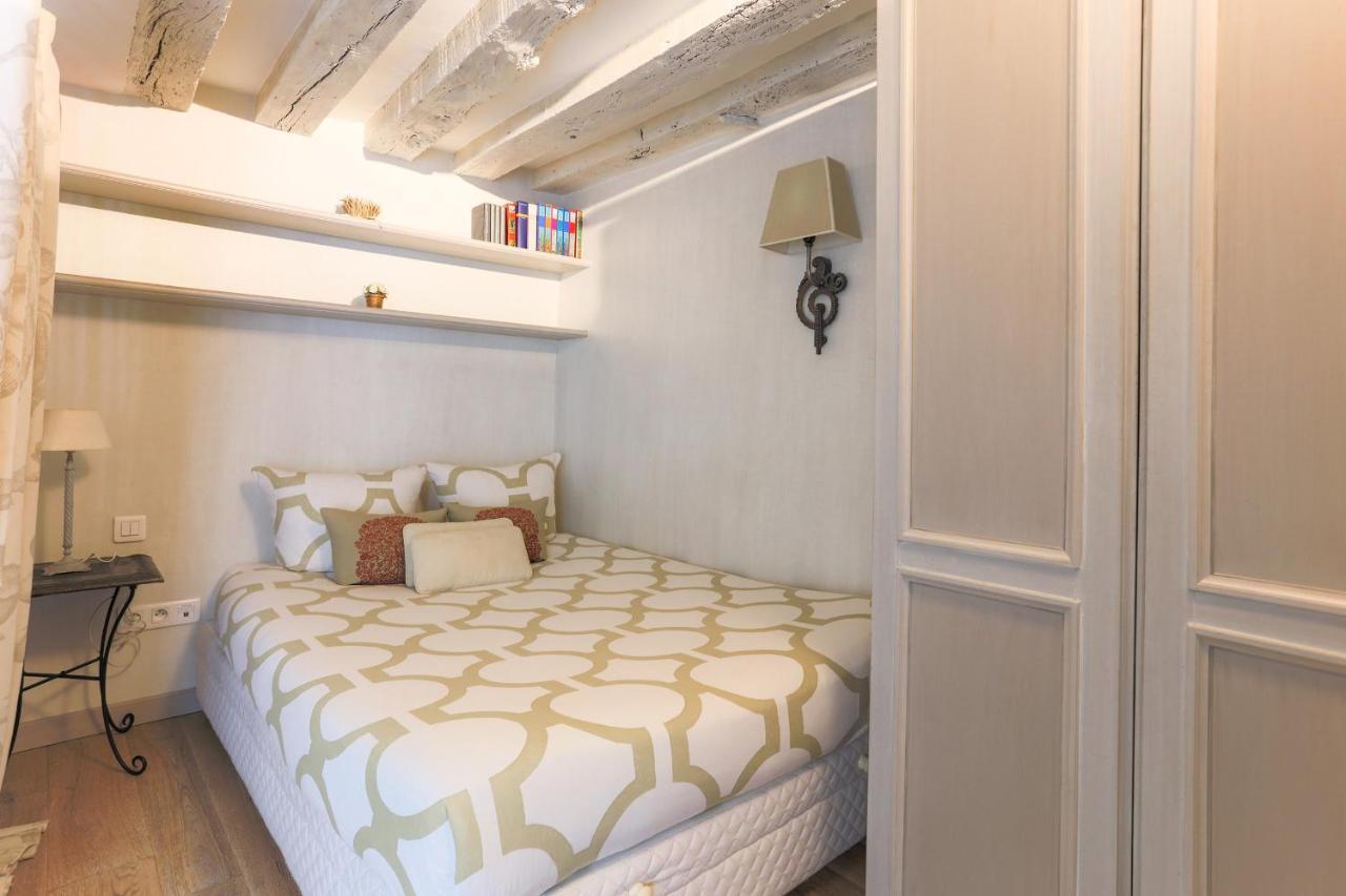 Louvre Apartment