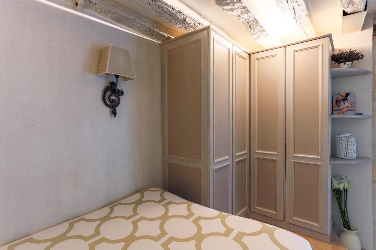 Louvre Apartment *