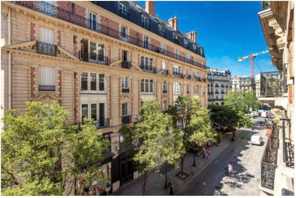 Coeur De Montorgueil Angle Tiquetonne Ensoleille Paris