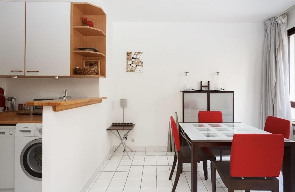 The Atrium Minutes Walk Victor Hugo Eiffel Tower Arc Du Triumph Et Champs Elysee Luxury 62 Renovated Videosurveillance Master Bedroom Living Area Dinning Bathroom Separated Toilet Spacious Sleeps Six Design Functional Furniture Equipment Appartement