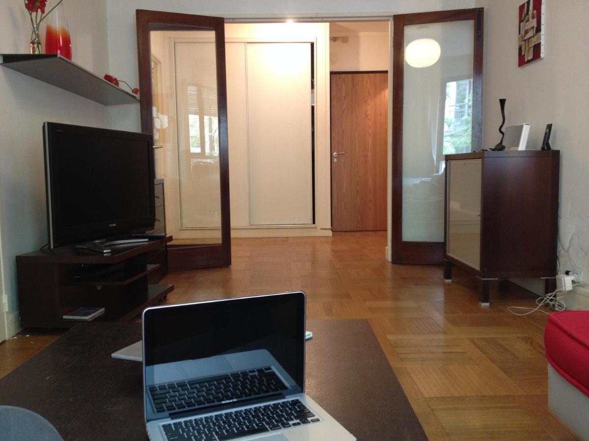 Appartement The Atrium Minutes Walk Victor Hugo Eiffel Tower Arc Du Triumph Et Champs Elysee Luxury 62 Renovated Videosurveillance Master Bedroom Living Area Dinning Bathroom Separated Toilet Spacious Sleeps Six Design Functional Furniture Equipment Paris