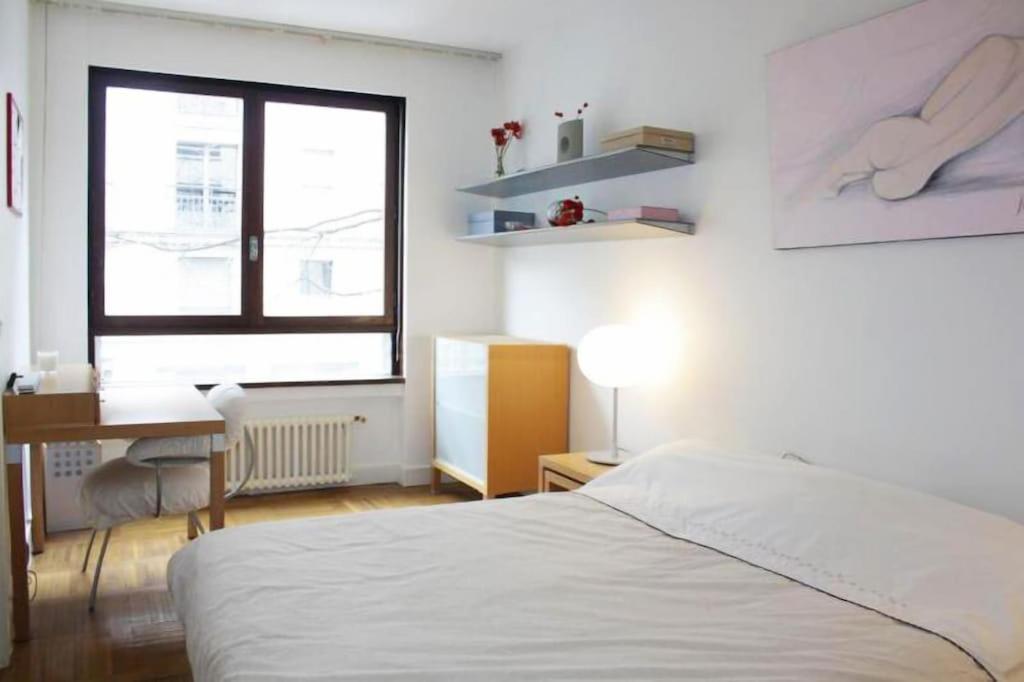 The Atrium Minutes Walk Victor Hugo Eiffel Tower Arc Du Triumph Et Champs Elysee Luxury 62 Renovated Videosurveillance Master Bedroom Living Area Dinning Bathroom Separated Toilet Spacious Sleeps Six Design Functional Furniture Equipment Appartement