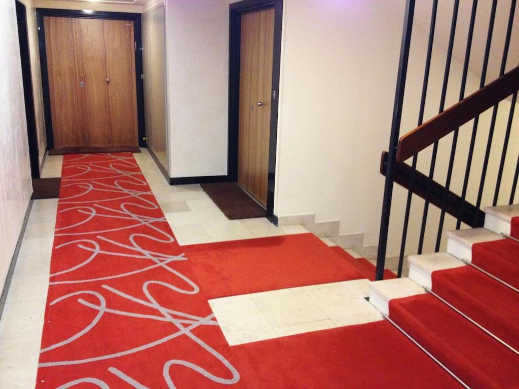 The Atrium Minutes Walk Victor Hugo Eiffel Tower Arc Du Triumph Et Champs Elysee Luxury 62 Renovated Videosurveillance Master Bedroom Living Area Dinning Bathroom Separated Toilet Spacious Sleeps Six Design Functional Furniture Equipment