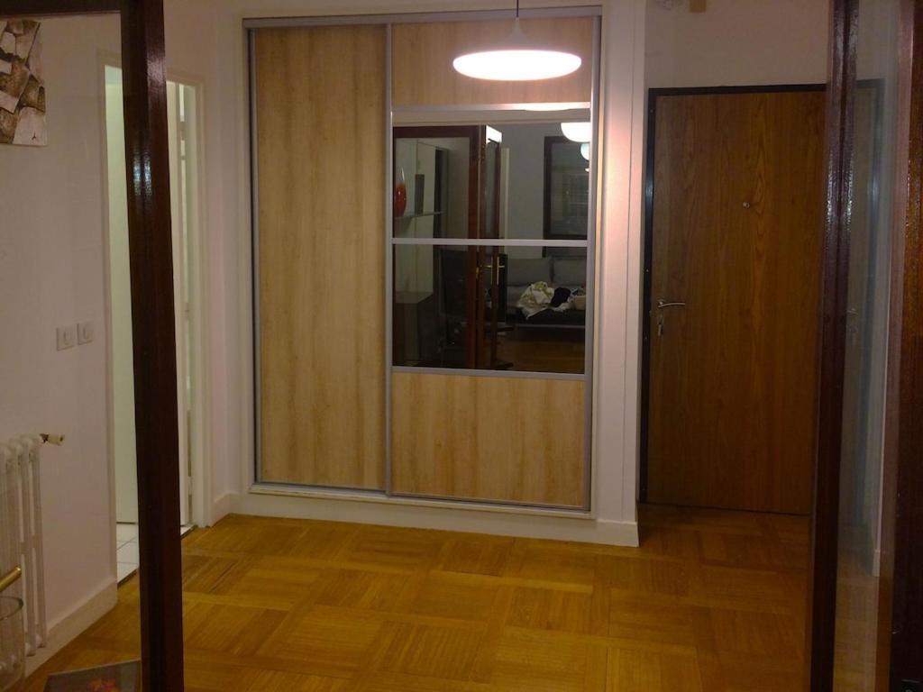 Appartement The Atrium Minutes Walk Victor Hugo Eiffel Tower Arc Du Triumph Et Champs Elysee Luxury 62 Renovated Videosurveillance Master Bedroom Living Area Dinning Bathroom Separated Toilet Spacious Sleeps Six Design Functional Furniture Equipment Paris