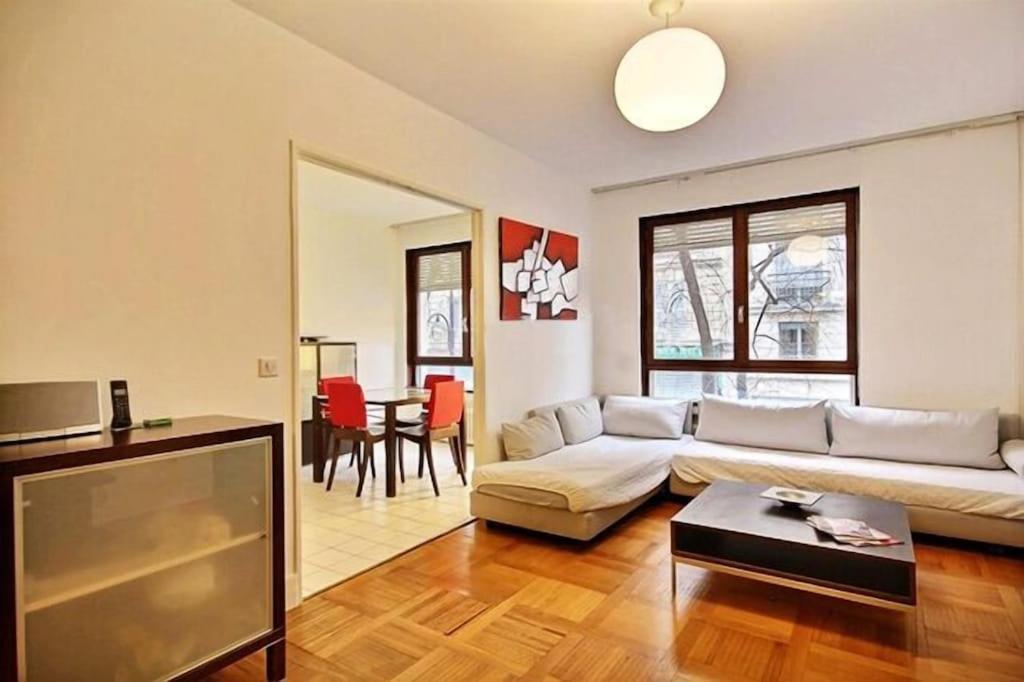 The Atrium Minutes Walk Victor Hugo Eiffel Tower Arc Du Triumph Et Champs Elysee Luxury 62 Renovated Videosurveillance Master Bedroom Living Area Dinning Bathroom Separated Toilet Spacious Sleeps Six Design Functional Furniture Equipment Appartement *