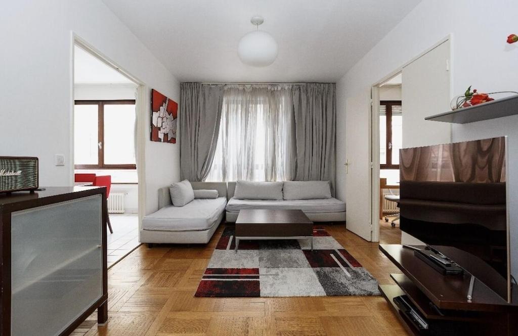 The Atrium Minutes Walk Victor Hugo Eiffel Tower Arc Du Triumph Et Champs Elysee Luxury 62 Renovated Videosurveillance Master Bedroom Living Area Dinning Bathroom Separated Toilet Spacious Sleeps Six Design Functional Furniture Equipment Appartement Paris