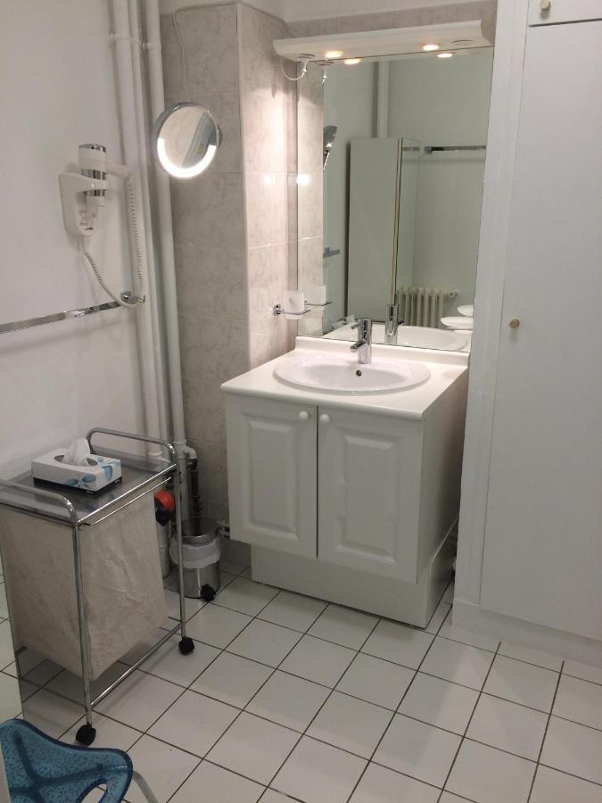 The Atrium Minutes Walk Victor Hugo Eiffel Tower Arc Du Triumph Et Champs Elysee Luxury 62 Renovated Videosurveillance Master Bedroom Living Area Dinning Bathroom Separated Toilet Spacious Sleeps Six Design Functional Furniture Equipment