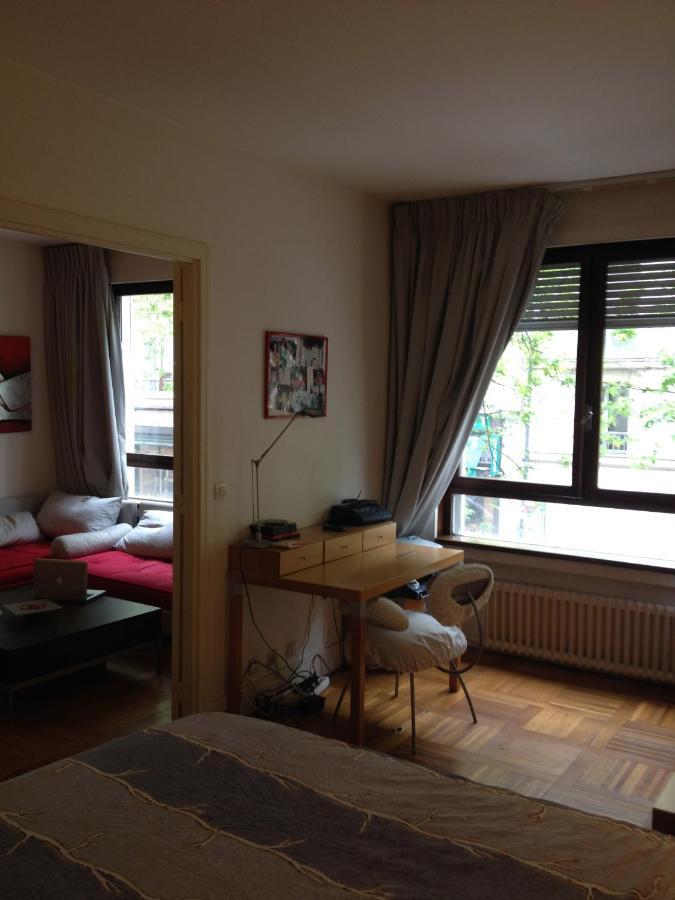 The Atrium Minutes Walk Victor Hugo Eiffel Tower Arc Du Triumph Et Champs Elysee Luxury 62 Renovated Videosurveillance Master Bedroom Living Area Dinning Bathroom Separated Toilet Spacious Sleeps Six Design Functional Furniture Equipment Paris