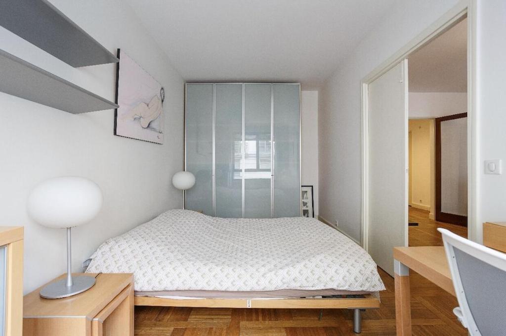 Appartement The Atrium Minutes Walk Victor Hugo Eiffel Tower Arc Du Triumph Et Champs Elysee Luxury 62 Renovated Videosurveillance Master Bedroom Living Area Dinning Bathroom Separated Toilet Spacious Sleeps Six Design Functional Furniture Equipment *