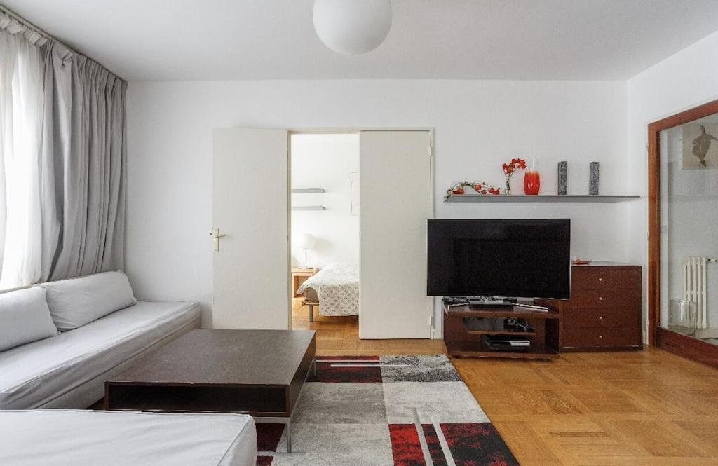 The Atrium Minutes Walk Victor Hugo Eiffel Tower Arc Du Triumph Et Champs Elysee Luxury 62 Renovated Videosurveillance Master Bedroom Living Area Dinning Bathroom Separated Toilet Spacious Sleeps Six Design Functional Furniture Equipment Paris