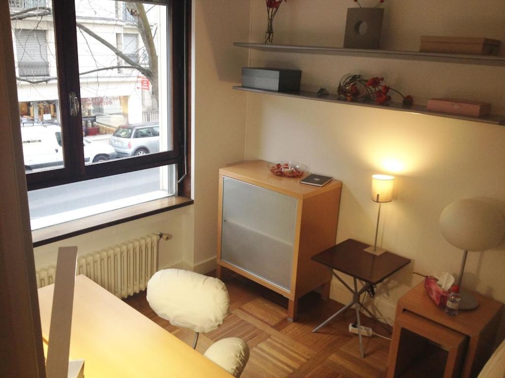 The Atrium Minutes Walk Victor Hugo Eiffel Tower Arc Du Triumph Et Champs Elysee Luxury 62 Renovated Videosurveillance Master Bedroom Living Area Dinning Bathroom Separated Toilet Spacious Sleeps Six Design Functional Furniture Equipment Appartement