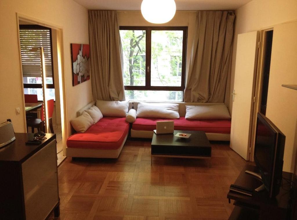 The Atrium Minutes Walk Victor Hugo Eiffel Tower Arc Du Triumph Et Champs Elysee Luxury 62 Renovated Videosurveillance Master Bedroom Living Area Dinning Bathroom Separated Toilet Spacious Sleeps Six Design Functional Furniture Equipment Appartement