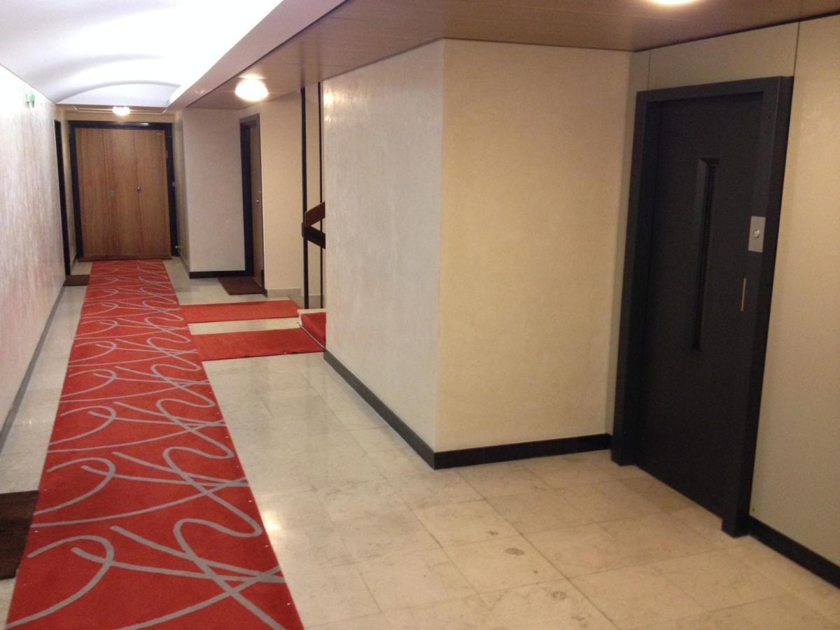Appartement The Atrium Minutes Walk Victor Hugo Eiffel Tower Arc Du Triumph Et Champs Elysee Luxury 62 Renovated Videosurveillance Master Bedroom Living Area Dinning Bathroom Separated Toilet Spacious Sleeps Six Design Functional Furniture Equipment *