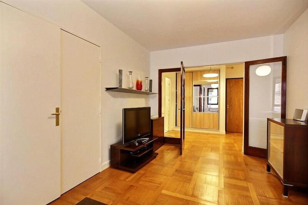 The Atrium Minutes Walk Victor Hugo Eiffel Tower Arc Du Triumph Et Champs Elysee Luxury 62 Renovated Videosurveillance Master Bedroom Living Area Dinning Bathroom Separated Toilet Spacious Sleeps Six Design Functional Furniture Equipment Paris