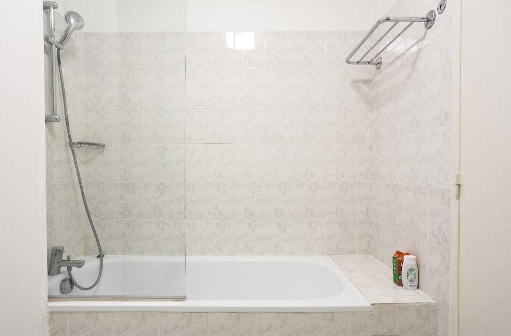 The Atrium Minutes Walk Victor Hugo Eiffel Tower Arc Du Triumph Et Champs Elysee Luxury 62 Renovated Videosurveillance Master Bedroom Living Area Dinning Bathroom Separated Toilet Spacious Sleeps Six Design Functional Furniture Equipment Appartement