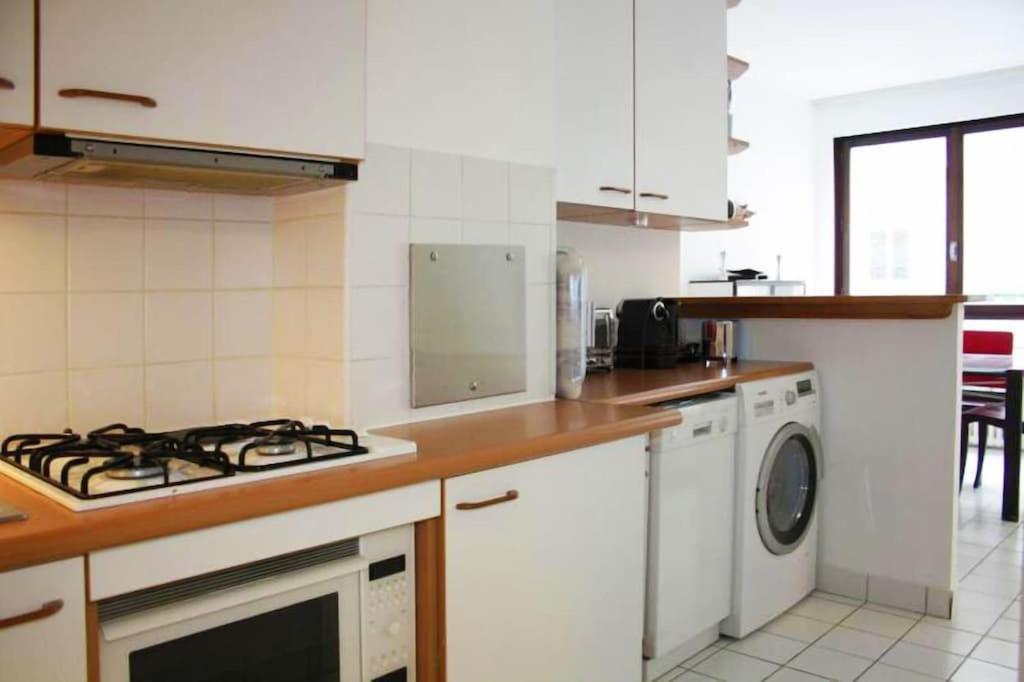 Appartement The Atrium Minutes Walk Victor Hugo Eiffel Tower Arc Du Triumph Et Champs Elysee Luxury 62 Renovated Videosurveillance Master Bedroom Living Area Dinning Bathroom Separated Toilet Spacious Sleeps Six Design Functional Furniture Equipment Paris