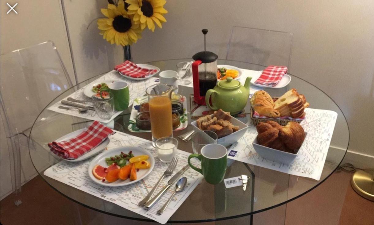 52 Clichy - D'hotes Bed & Breakfast Paris